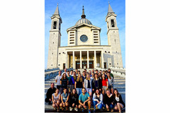 Die Pfarrjugend von Windischgarsten mit Pfarrer Dr. Gerhard M. Wagner vor der Basilica Colle Don Bosco in Castelnouvo. Die Pfarrjugend von Windischgarsten mit Pfarrer Dr. Gerhard M. Wagner vor der Basilica Colle Don Bosco in Castelnouvo.