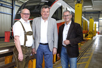 Johann Plakolm, Bürgermeister von Walding, Infrastruktur-Landesrat Günther Steinkellner und Paul Sonnleitner, Regionalmanager OÖ der ÖBB Personenverkehr AG. Johann Plakolm, Bürgermeister von Walding, Infrastruktur-Landesrat Günther Steinkellner und Paul Sonnleitner, Regionalmanager OÖ der ÖBB Personenverkehr AG.