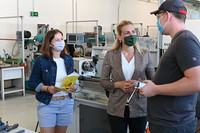 Jugendsprecherin Claudia Plakolm (links) und Bundesministerin Christine Aschbacher im Gespräch mit einem Lehrling im Betrieb ELMET, Oftering Jugendsprecherin Claudia Plakolm (links) und Bundesministerin Christine Aschbacher im Gespräch mit einem Lehrling im Betrieb ELMET, Oftering