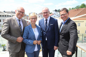 WKOÖ-Präsidentin Doris Hummer mit dem neuen WKO-Grieskirchen-Obmann Günther Baschinger (2. v. r.), dem ehem. Obmann Laurenz Pöttinger (l.) und WKO-Leiter Hans Moser (r.). WKOÖ-Präsidentin Doris Hummer mit dem neuen WKO-Grieskirchen-Obmann Günther Baschinger (2. v. r.), dem ehem. Obmann Laurenz Pöttinger (l.) und WKO-Leiter Hans Moser (r.).