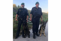 Polizeidiensthundeführer und deren Polizeidiensthunde "Smokie" und "Lina" Polizeidiensthundeführer und deren Polizeidiensthunde "Smokie" und "Lina"