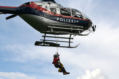 Polizeihubschrauber mit Bergeseil - Symbolbild Polizeihubschrauber mit Bergeseil - Symbolbild