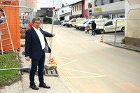 Gemeindevorstand Reinhard Reiter zeigt, wo die Kinder die Hauptstraße queren und dann auf privatem Grund weitergehen müssen. Gemeindevorstand Reinhard Reiter zeigt, wo die Kinder die Hauptstraße queren und dann auf privatem Grund weitergehen müssen.