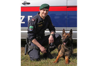 Polizeidiensthundeführer GrInsp G. Schwarzlmüller mit Benjo Polizeidiensthundeführer GrInsp G. Schwarzlmüller mit Benjo