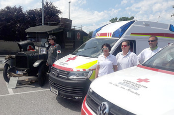 Der letzte erhaltene K&K Sanitätskraftwagen wurde zum Rot Kreuz INFO Point in Eferding Der letzte erhaltene K&K Sanitätskraftwagen wurde zum Rot Kreuz INFO Point in Eferding