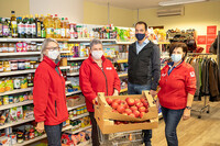 Die ehrenamtlichen Mitarbeiterinnen – Karin Kilbertus (v.li.), Ilse Kaltenböck und Christine Marschner – im „Rot-Kreuz-Markt“ Stadl-Paura freuten sich über zwei Kisten Äpfel aus dem Obstgarten von Klaus Lindinger. Die ehrenamtlichen Mitarbeiterinnen – Karin Kilbertus (v.li.), Ilse Kaltenböck und Christine Marschner – im „Rot-Kreuz-Markt“ Stadl-Paura freuten sich über zwei Kisten Äpfel aus dem Obstgarten von Klaus Lindinger.