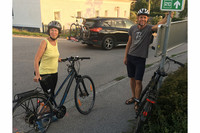 Karin Chalupar (Bezirkssprecherin der Grünen Linz-Land) mit Stefan Amatschek beim Radeln in Piberbach Karin Chalupar (Bezirkssprecherin der Grünen Linz-Land) mit Stefan Amatschek beim Radeln in Piberbach