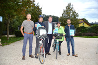 Bürgermeister Andreas Stockinger (Bild Mitte), Umweltausschussobmann DI Gerald Zauner (li.) Radbeauftragter Michael Heiß (re.) beim Verteilen der Frühstückssackerl. Bürgermeister Andreas Stockinger (Bild Mitte), Umweltausschussobmann DI Gerald Zauner (li.) Radbeauftragter Michael Heiß (re.) beim Verteilen der Frühstückssackerl.