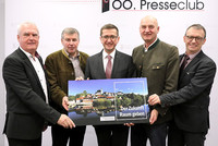 Friedrich Reinisch, Bürgermeister von Molln, Gerald Augustin, Bürgermeister von Grünburg, Wirtschafts-und Raumordnungs-Landesrat Markus Achleitner, LAbg. Dr. Christian Dörfel, Bürgermeister von Steinbach/Steyr, und DI Alois Aigner, RMOÖ-Regionalmanager Steyr-Kirchdorf. Friedrich Reinisch, Bürgermeister von Molln, Gerald Augustin, Bürgermeister von Grünburg, Wirtschafts-und Raumordnungs-Landesrat Markus Achleitner, LAbg. Dr. Christian Dörfel, Bürgermeister von Steinbach/Steyr, und DI Alois Aigner, RMOÖ-Regionalmanager Steyr-Kirchdorf.