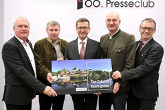 Friedrich Reinisch, Bürgermeister von Molln, Gerald Augustin, Bürgermeister von Grünburg, Wirtschafts-und Raumordnungs-Landesrat Markus Achleitner, LAbg. Dr. Christian Dörfel, Bürgermeister von Steinbach/Steyr, und DI Alois Aigner, RMOÖ-Regionalmanager Steyr-Kirchdorf. Friedrich Reinisch, Bürgermeister von Molln, Gerald Augustin, Bürgermeister von Grünburg, Wirtschafts-und Raumordnungs-Landesrat Markus Achleitner, LAbg. Dr. Christian Dörfel, Bürgermeister von Steinbach/Steyr, und DI Alois Aigner, RMOÖ-Regionalmanager Steyr-Kirchdorf.