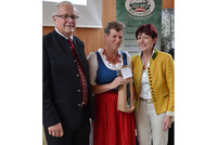 Die bäuerliche Unternehmerin 2017, Maria Schrattenecker (M.), mit Landwirtschaftskammer-Präsident ÖR Ing. Franz Reisecker und der Vorsitzendenden des Bäuerinnen-Ausschusses der LK OÖ, ÖR LAbg. Annemarie Brunner. Die bäuerliche Unternehmerin 2017, Maria Schrattenecker (M.), mit Landwirtschaftskammer-Präsident ÖR Ing. Franz Reisecker und der Vorsitzendenden des Bäuerinnen-Ausschusses der LK OÖ, ÖR LAbg. Annemarie Brunner.