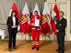 HSM Christian Obermüller (Bild Mitte) im Bild mit den Gratulanten: LAbg. Sabine Binder und RK-Bezirksgeschäftsleiter Andreas HEINZ, MSc MBA HSM Christian Obermüller (Bild Mitte) im Bild mit den Gratulanten: LAbg. Sabine Binder und RK-Bezirksgeschäftsleiter Andreas HEINZ, MSc MBA