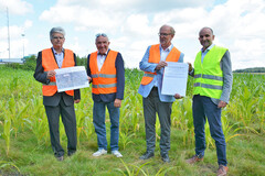 Lokalaugenschein an der per Staatsvertrag vereinbarten Nahtstelle der D3 mit der S 10 bei Wullowitz: v. l. Ludek Keist, Otakar Vesely, Christian Naderer, Dietmar Wolfsegger Lokalaugenschein an der per Staatsvertrag vereinbarten Nahtstelle der D3 mit der S 10 bei Wullowitz: v. l. Ludek Keist, Otakar Vesely, Christian Naderer, Dietmar Wolfsegger