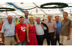 Franz Traunmüller (v.li.), Bgm. Franz Haider, NR Klaus Lindinger, Monika Neudorfer, LH a.D. Josef Pühringer, Bgm. Karl Kaser, SB-Ortsobmann Franz Brenneis gratulierten Wolfang Keplinger, der die beiden vielgelobten Wanderstrecken erkundete. Franz Traunmüller (v.li.), Bgm. Franz Haider, NR Klaus Lindinger, Monika Neudorfer, LH a.D. Josef Pühringer, Bgm. Karl Kaser, SB-Ortsobmann Franz Brenneis gratulierten Wolfang Keplinger, der die beiden vielgelobten Wanderstrecken erkundete.