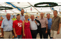 Franz Traunmüller (v.li.), Bgm. Franz Haider, NR Klaus Lindinger, Monika Neudorfer, LH a.D. Josef Pühringer, Bgm. Karl Kaser, SB-Ortsobmann Franz Brenneis gratulierten Wolfang Keplinger, der die beiden vielgelobten Wanderstrecken erkundete. Franz Traunmüller (v.li.), Bgm. Franz Haider, NR Klaus Lindinger, Monika Neudorfer, LH a.D. Josef Pühringer, Bgm. Karl Kaser, SB-Ortsobmann Franz Brenneis gratulierten Wolfang Keplinger, der die beiden vielgelobten Wanderstrecken erkundete.