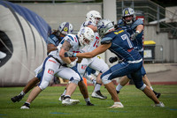 #27 Runningback Michael Halbartschlager wird von #13 James Gales und #7 Jürgen Punzenberger gestoppt #27 Runningback Michael Halbartschlager wird von #13 James Gales und #7 Jürgen Punzenberger gestoppt