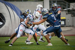 #27 Runningback Michael Halbartschlager wird von #13 James Gales und #7 Jürgen Punzenberger gestoppt #27 Runningback Michael Halbartschlager wird von #13 James Gales und #7 Jürgen Punzenberger gestoppt