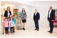 Kindergarten St. Martin erstrahlt in neuem Glanz v.l.n.r.: Kindergarten-Leiterin Michaela Ganglmeier, Barbara Greinecker (Abteilungsleiterin Sozialservices Stadtamt Traun), BGM Ing. Rudolf Scharinger, VBGM Sozialreferent Peter Aichmayr