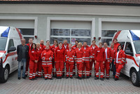 Die erfolgreichen neuen Rettungssanitäter aus dem Bezirk Kirchdorf mit ihren Prüfern Die erfolgreichen neuen Rettungssanitäter aus dem Bezirk Kirchdorf mit ihren Prüfern
