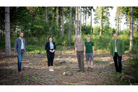 Bezirksparteiobmann Abg.z.NR Klaus Lindinger (li.) begutachtet mit Bundesministerin Elisabeth Köstinger sowie BB-Bezirksobmann Leopold Keferböck (re.) bei Familie Weinbergmair Bezirksparteiobmann Abg.z.NR Klaus Lindinger (li.) begutachtet mit Bundesministerin Elisabeth Köstinger sowie BB-Bezirksobmann Leopold Keferböck (re.) bei Familie Weinbergmair