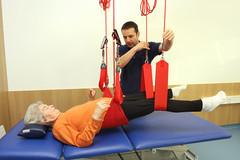 Der leitende Physiotherapeut Richard Neuper zeigt, wie das Schlingentraining richtig durchgeführt wird. Der leitende Physiotherapeut Richard Neuper zeigt, wie das Schlingentraining richtig durchgeführt wird.