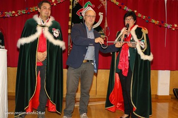 Bürgermeister Rudi Mayr übergibt Schlüssel an die Präsidentin der Faschingsgilde Steyrling Bürgermeister Rudi Mayr übergibt Schlüssel an die Präsidentin der Faschingsgilde Steyrling
