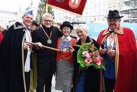 Begleitet von den Klängen der ÖBB-Musik übernahm das Linzer Faschings-Prinzenpaar Prinzessin Simona und Prinz Charlie um Punkt 12 Uhr die Regentschaft vom Linzer Stadtoberhaupt bis zum Faschingsdienstag, 25. Februar 2020. Begleitet von den Klängen der ÖBB-Musik übernahm das Linzer Faschings-Prinzenpaar Prinzessin Simona und Prinz Charlie um Punkt 12 Uhr die Regentschaft vom Linzer Stadtoberhaupt bis zum Faschingsdienstag, 25. Februar 2020.