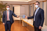 Bürgermeister außer Dienst Franz Steininger übergibt den Gemeindeschlüssel an den neu gewählten Bürgermeister Klaus Lindinger. Bürgermeister außer Dienst Franz Steininger übergibt den Gemeindeschlüssel an den neu gewählten Bürgermeister Klaus Lindinger.