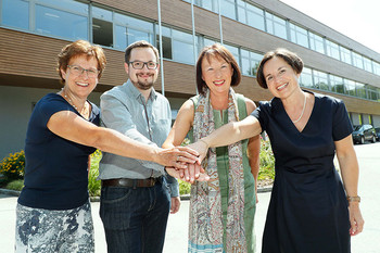 Schulen für Gesundheits- und Krankenpflege Steyr und Kirchdorf schließen Partnerschaft mit Landwirtschaftlicher Berufs- und Fachschule Kleinraming Die Direktorinnen Maria Ragl, GuKPS Steyr und Kirchdorf (re.) und Siegrid Wörfel LWBFS Kleinraming (2. v. re.), mit Edith Felbermair, Standortleiterin der GuKPS Kirchdorf, sowie Berthold Hebrank, Standortleiter der GuKPS Steyr