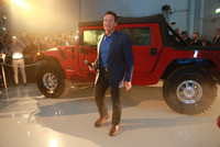 Arnold Schwarzenegger mit dem neuen e-Hummer Arnold Schwarzenegger mit dem neuen e-Hummer