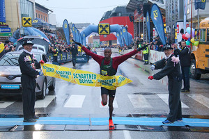 Davis Kiplangat im Ziel Davis Kiplangat im Ziel