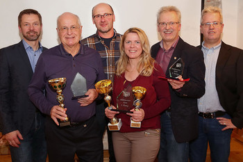 V.l.n.r.: Bgm. Leo Bimminger, Norbert Fuchs (2. Platz), Ernst Rohrauer (Jahressieger – Bild des Monats), Klubmeisterin Ingrid Schachinger, Gerhard Hütmeyer (3. Platz) und Obmann Franz Etzenberger. V.l.n.r.: Bgm. Leo Bimminger, Norbert Fuchs (2. Platz), Ernst Rohrauer (Jahressieger – Bild des Monats), Klubmeisterin Ingrid Schachinger, Gerhard Hütmeyer (3. Platz) und Obmann Franz Etzenberger.