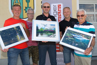 Martin Radner (2. Platz), Fotoklub-Obmann Franz Etzenberger, Sieger Ernst Rohrauer, Wettbewerbsorganisator Egon Waser und Karl Redtenbacher (3. Platz). Martin Radner (2. Platz), Fotoklub-Obmann Franz Etzenberger, Sieger Ernst Rohrauer, Wettbewerbsorganisator Egon Waser und Karl Redtenbacher (3. Platz).