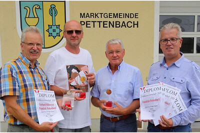 (V.l.n.r.) Gerhard Hütmeyer (2. Rang), Klubsieger Ernst Rohrauer , Josef Macsek (3. Rang) und Obmann Franz Etzenberger.