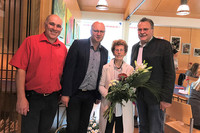 Vizebürgermeister Hari Fallend, Bgm. Rudolf Mayr, Jubilarin Sieglinde Mollner mit BR a.D. Ewald Lindinger Vizebürgermeister Hari Fallend, Bgm. Rudolf Mayr, Jubilarin Sieglinde Mollner mit BR a.D. Ewald Lindinger