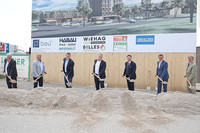 Spatenstich mit LH-Stv. Haimbuchner, LR Achleitner und LR Kaineder für innovatives Bauprojekt der pod bau GmbH v.l.: Gerhard Limberger und Ing. Johann Drack, beide Gründer und Geschäftsführer der pod bau GmbH, Klima-Landesrat Stefan Kaineder, Bürgermeister Günther See, Eberstalzell, Landeshauptmann-Stv. Dr. Manfred Haimbuchner, Wirtschafts-Landesrat Markus Achleitner und Georg Starhemberg, Obmann Pro-Holz.