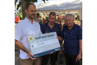 Organisator Manfred Berndorfer (v.re.) und Alexander Bettesworth überreichten die Spende an Kommandant HBI Günther Hitzenberger Organisator Manfred Berndorfer (v.re.) und Alexander Bettesworth überreichten die Spende an Kommandant HBI Günther Hitzenberger