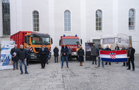 Bürgermeister Rabl bei der Übergabe der Spenden Bürgermeister Rabl bei der Übergabe der Spenden