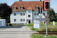 Die Hinweisschilder der Gemeinden zeigen die Sperre des Gehsteigs Die Hinweisschilder der Gemeinden zeigen die Sperre des Gehsteigs