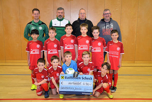 Unterstützung für ortseigene Fußballjugend vlnr das Trainerteam Martin Höfer und Wolfgang Lanz, FPÖ-Ortsparteiobm Stv. Robert Emmer, FPÖ-Ortsparteiobmann Harald Frauscher, mit der U11 der UnionG als Vertretung für den gesamten Nachwuchsbereich