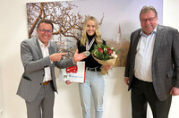 V.l.n.r.: Vizebürgermeister Klaus Mitterhauser, Sophie Gutöhrle und Bürgermeister Andreas Stockinger bei der Überreichung des kleinen „Weihnachtsgeschenkes“ am 18. Dezember 2020. V.l.n.r.: Vizebürgermeister Klaus Mitterhauser, Sophie Gutöhrle und Bürgermeister Andreas Stockinger bei der Überreichung des kleinen „Weihnachtsgeschenkes“ am 18. Dezember 2020.