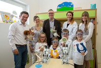 Eröffneten mit den kleinen Nachwuchsforschern die neue „Spürnasenecke“ im Kindergarten Lengau (v.l.): Wilfried Marketz (Palfinger), Kindergartenleiterin Sigrun Natschläger, Bürgermeister Erich Rippl, Pädagogin Julia Maderegger und Bernadette Unger (Mitentwicklerin der Spürnasenecke) Eröffneten mit den kleinen Nachwuchsforschern die neue „Spürnasenecke“ im Kindergarten Lengau (v.l.): Wilfried Marketz (Palfinger), Kindergartenleiterin Sigrun Natschläger, Bürgermeister Erich Rippl, Pädagogin Julia Maderegger und Bernadette Unger (Mitentwicklerin der Spürnasenecke)