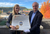 Kulturstadträtin Doris Lang-Mayerhofer und Archiv-Direktor Dr. Walter Schuster mit der Stadterhebungs-Urkunde von Urfahr aus dem Jahr 1882. Kulturstadträtin Doris Lang-Mayerhofer und Archiv-Direktor Dr. Walter Schuster mit der Stadterhebungs-Urkunde von Urfahr aus dem Jahr 1882.