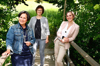 Maria Ragl, MSc, Direktorin der Schulen für Gesundheits- und Krankenpflege am Pyhrn-Eisenwurzen Klinikum (li.) mit der neuen Standortleiterin der GuKPS Kirchdorf, Daniela Zacherl, MHPE (re.) und Standortleiterin Edith Felbermair, die in den Ruhestand wechselt. Maria Ragl, MSc, Direktorin der Schulen für Gesundheits- und Krankenpflege am Pyhrn-Eisenwurzen Klinikum (li.) mit der neuen Standortleiterin der GuKPS Kirchdorf, Daniela Zacherl, MHPE (re.) und Standortleiterin Edith Felbermair, die in den Ruhestand wechselt.