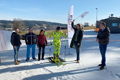 Bürgermeisterin Elisabeth Teufer gab das Startzeichen bei der 24-Stunden-Skitour-Challenge von Lukas Kaufmann am vergangenen Wochenende am Freistädter Schihang.