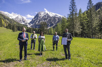 v.l. LH Stelzer, LR Hiegelsberger, Johanna Ellmauer und Helmut Immitzer und Obmann Johann Fessl auf der Stefansbergalm mit dem großen und kleinen Pyhrgas im Hintergrund. v.l. LH Stelzer, LR Hiegelsberger, Johanna Ellmauer und Helmut Immitzer und Obmann Johann Fessl auf der Stefansbergalm mit dem großen und kleinen Pyhrgas im Hintergrund.