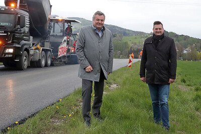 Infrastruktur-Landesrat Mag. Günther Steinkellner und LAbg. Michael Gruber bei den Sanierungen an der B120 in Scharnstein