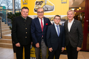 V. l.: Landesrat Günther Steinkellner, Verkehrsspartenobmann Hannes Hödllmayr, Transporteure-Fachverbandsobmann Günther Reder und Franz Weinberger (MAN) V. l.: Landesrat Günther Steinkellner, Verkehrsspartenobmann Hannes Hödllmayr, Transporteure-Fachverbandsobmann Günther Reder und Franz Weinberger (MAN)