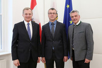 Landeshauptmann Mag. Thomas Stelzer mit DI Dr. Wolfgang Eder und Landesamtsdirektor Dr. Erich Watzl Landeshauptmann Mag. Thomas Stelzer mit DI Dr. Wolfgang Eder und Landesamtsdirektor Dr. Erich Watzl