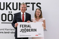 Landeshauptmann Mag. Thomas Stelzer mit Ferialpraktikantin Anja Federschmid, die im Juli ein Praktikum im Büro des Landeshauptmannes absolvierte Landeshauptmann Mag. Thomas Stelzer mit Ferialpraktikantin Anja Federschmid, die im Juli ein Praktikum im Büro des Landeshauptmannes absolvierte